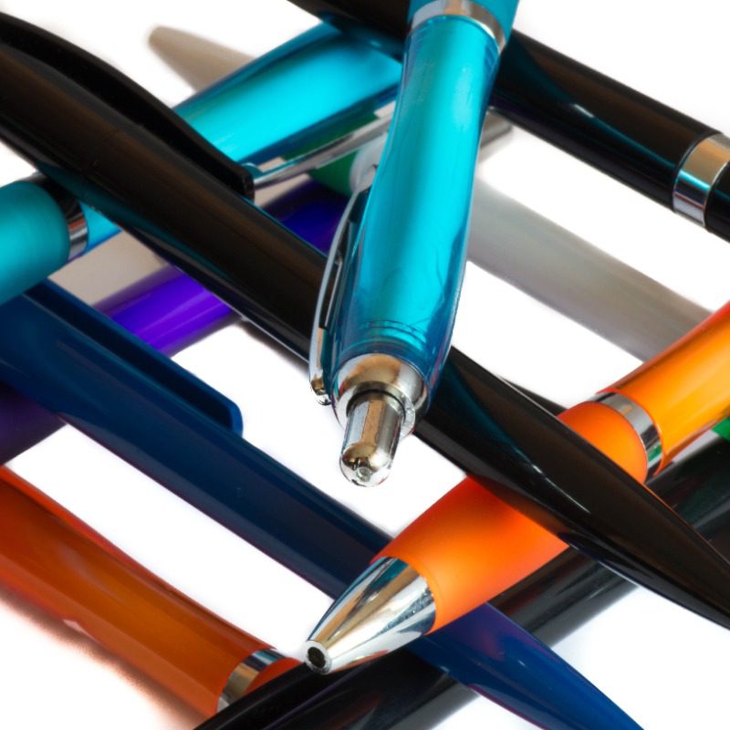 Colourful pens on on ech other